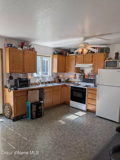 Kitchen - 901-903 Hickory Glen Ave, Sandpoint, ID 83864 photo 3 of 4