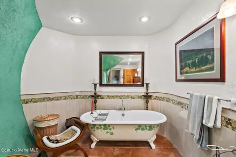 Bath - 123 E Mountain View Rd, Clark Fork, ID 83811 photo 2 of 5