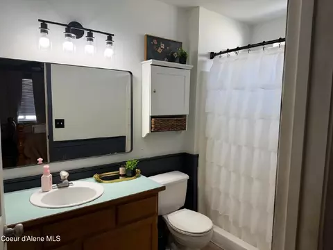 Bath - 906 E Glacier Peak Dr, Post Falls, ID 83854 photo 1 of 2