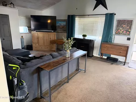 Living - 906 E Glacier Peak Dr, Post Falls, ID 83854 photo 1 of 2