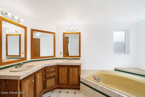 Bath - 122 E Walrose Loop, Hayden, ID 83835 photo 2 of 2