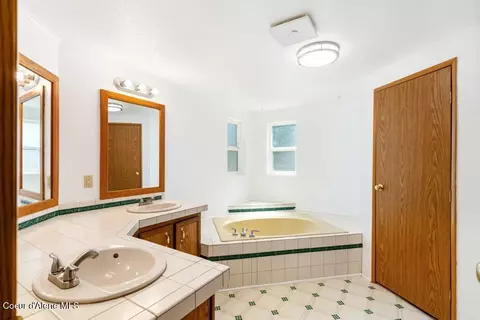 Bath - 122 E Walrose Loop, Hayden, ID 83835 photo 1 of 2