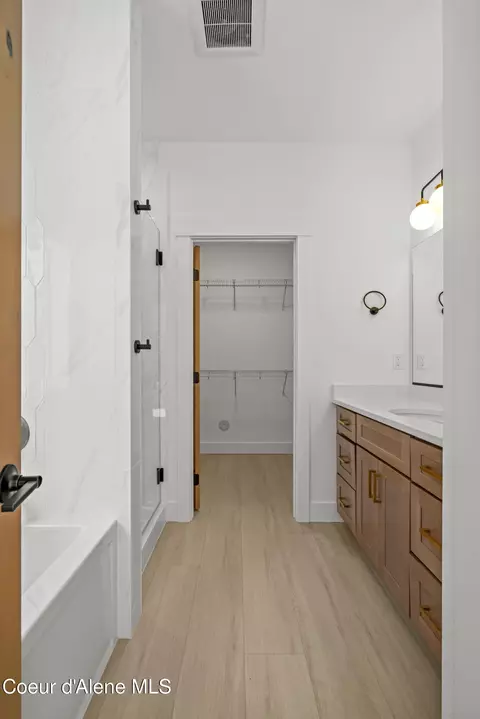 Bath - 7838 E Autry Ln, Athol, ID 83801 photo 2 of 6