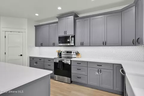Kitchen - 969 E Yellow Pine Ave, Athol, ID 83801 photo 4 of 6