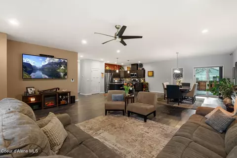 195 Carnelian Ave, Ponderay, ID 83852