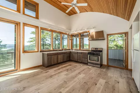 Kitchen - 3463 E Sunset Dr, Harrison, ID 83833 photo 1 of 2