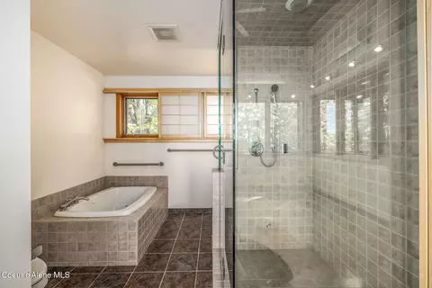 Bath - 3463 E Sunset Dr, Harrison, ID 83833 photo 1 of 2