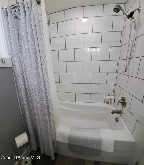Bath - 63 Sutton Ln, Coolin, ID 83821 photo 2 of 3