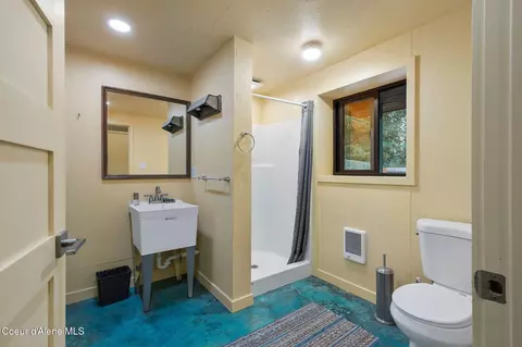 Bath - 6162 Eureka Rd, Sagle, ID 83860 photo 4 of 5