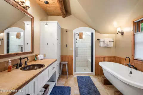 Bath - 6162 Eureka Rd, Sagle, ID 83860 photo 2 of 5