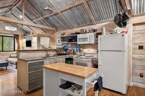 Kitchen - 6162 Eureka Rd, Sagle, ID 83860 photo 6 of 8