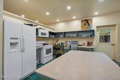 Kitchen - 6162 Eureka Rd, Sagle, ID 83860 photo 5 of 8