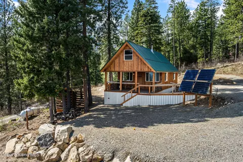 595 Snowcat Ln, Bonners Ferry, ID 83805