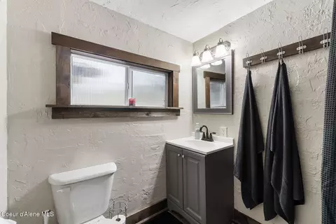 Bath - 457 E Market Ave, Kellogg, ID 83837 photo 1 of 2