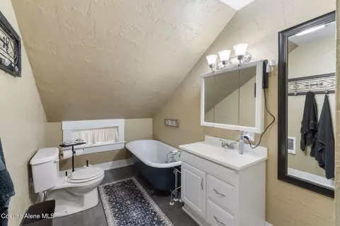 Bath - 457 E Market Ave, Kellogg, ID 83837 photo 2 of 2