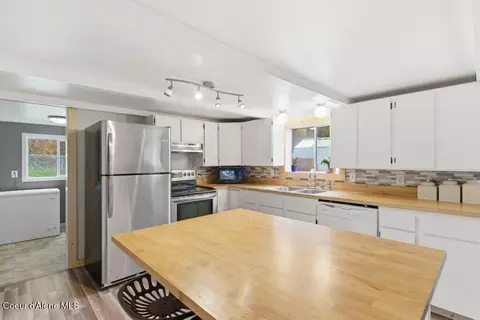 Kitchen - 446 Weir Gulch Rd, Pinehurst, ID 83850 photo 3 of 5