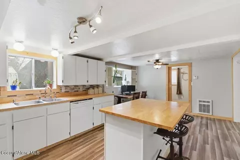 Kitchen - 446 Weir Gulch Rd, Pinehurst, ID 83850 photo 4 of 5