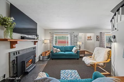 Living - 555 Eighth St, Mullan, ID 83846 photo 5 of 9