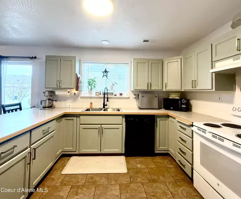 Kitchen - 2675 W Beth Loop, Post Falls, ID 83854 photo 2 of 4