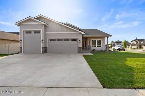 9262 N Secretariat Ln, Hayden, ID 83835