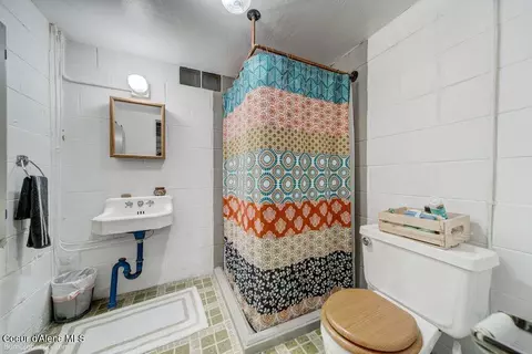 Bath - 620 Pearl St, Wallace, ID 83873 photo 2 of 2