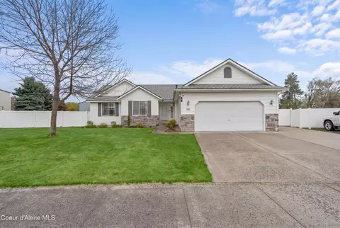 8270 N Ainsworth Dr, Hayden, ID 83835