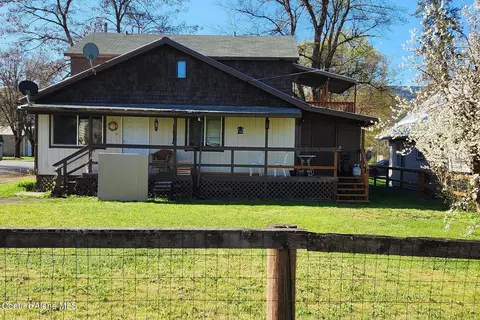 180 N 3rd St, Priest River, ID 83856