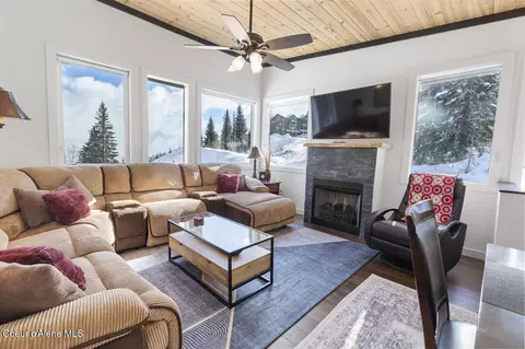 Living - 65 Avalanche Rd, Sandpoint, ID 83864 photo 2 of 2