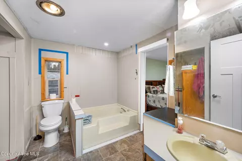 Bath - 9140 N Starr Loop, Hayden, ID 83835 photo 2 of 2