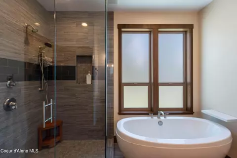 Bath - 355 Olympic Dr, Sandpoint, ID 83864 photo 2 of 6