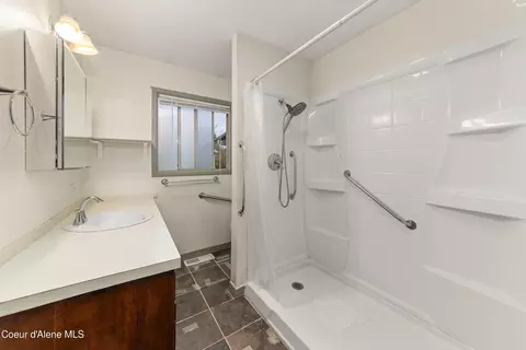 Bath - 921 Ruth Ave Ave, Sandpoint, ID 83864 photo 1 of 2