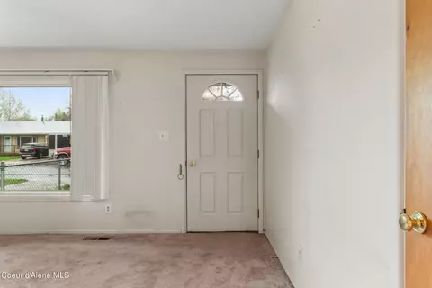 Entry Way - 921 Ruth Ave Ave, Sandpoint, ID 83864 photo 1 of 2