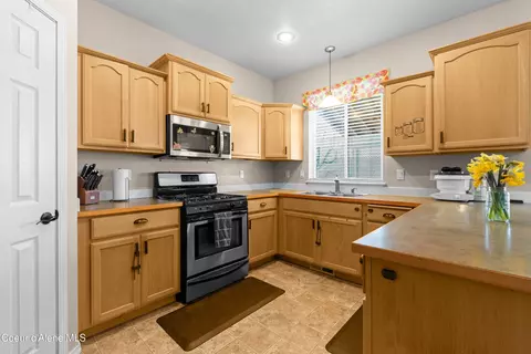 Kitchen - 2800 E Thrush Dr, Post Falls, ID 83854 photo 3 of 4