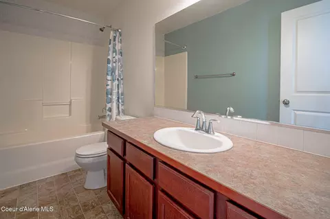 Bath - 3664 E Arlington Ln, Post Falls, ID 83854 photo 2 of 5