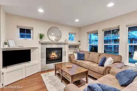 Living - 209 Pomrankey Ln, Dover, ID 83825 photo 1 of 3