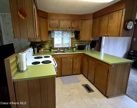 Kitchen - 79 Outrigger Dr, Sagle, ID 83860 photo 2 of 3
