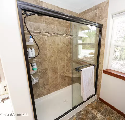 Bath - 4525 E Rosemont Dr, Athol, ID 83801 photo 2 of 7