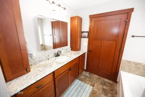 Bath - 4525 E Rosemont Dr, Athol, ID 83801 photo 3 of 7