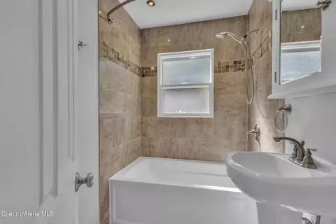 Bath - 313 E Larch Ave, Osburn, ID 83849 photo 1 of 1