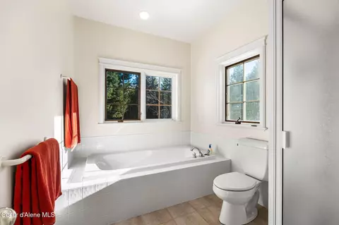 Bath - 1175 Eureka Rd, Sagle, ID 83860 photo 3 of 6