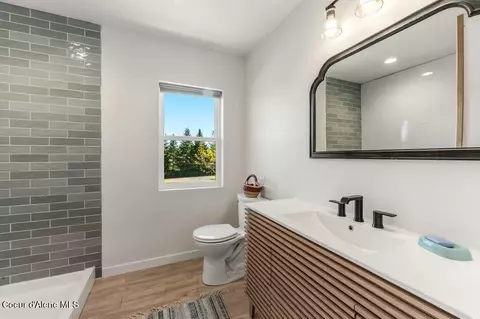 Bath - 10130 W Pine St, Sandpoint, ID 83864 photo 2 of 2