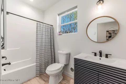 Bath - 10130 W Pine St, Sandpoint, ID 83864 photo 1 of 2