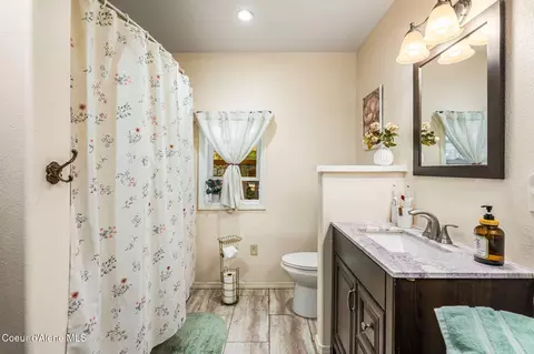 Bath - 883 Mountain View Rd, Clark Fork, ID 83811 photo 2 of 5