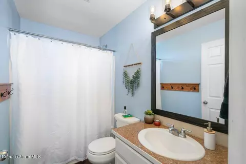 Bath - 8299 N Raspberry Ln, Hayden, ID 83835 photo 4 of 5