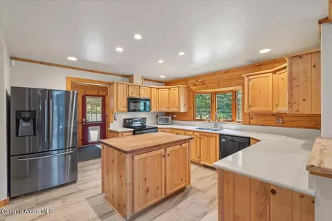 Kitchen - 13764 S Ridgeview Dr, Harrison, ID 83833 photo 1 of 3