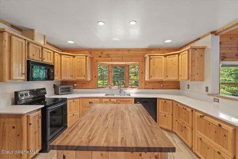 Kitchen - 13764 S Ridgeview Dr, Harrison, ID 83833 photo 2 of 3