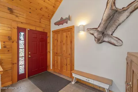 Entry Way - 13764 S Ridgeview Dr, Harrison, ID 83833 photo 2 of 4