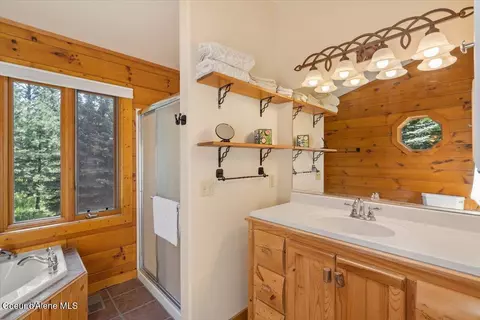 Bath - 13764 S Ridgeview Dr, Harrison, ID 83833 photo 1 of 3