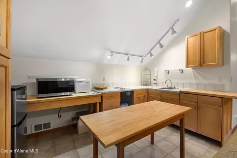 Kitchen - 239 Pierce Ln, Sagle, ID 83860 photo 7 of 9
