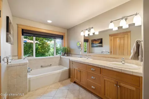 Bath - 4459 E Ogara Rd, Harrison, ID 83833 photo 2 of 5